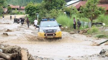 Polres Gayo Lues Evakuasi Warga Desa Palok Terdampak Banjir Bandang
